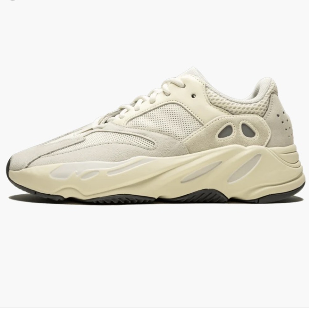 NWT YEEZY Boost 700
